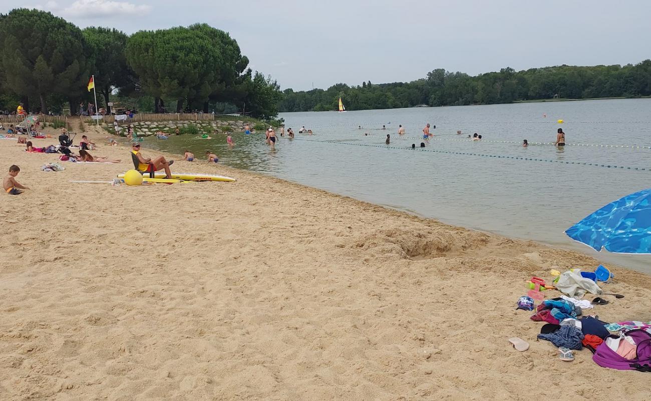 Photo de Plan d'Eau Beach avec sable lumineux de surface