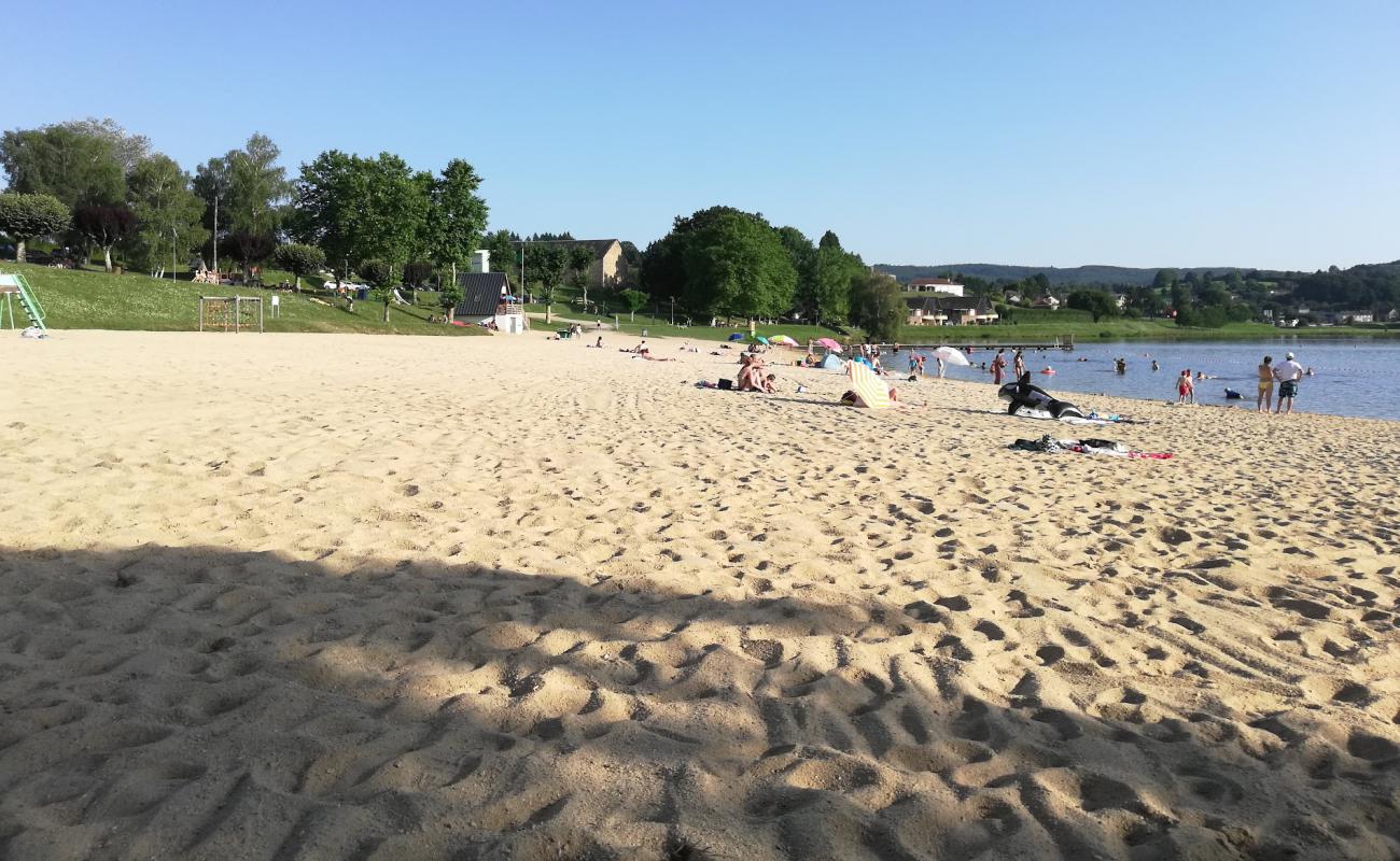 Photo de Lac de Chateauneuf la Foret Beach avec sable beige de surface