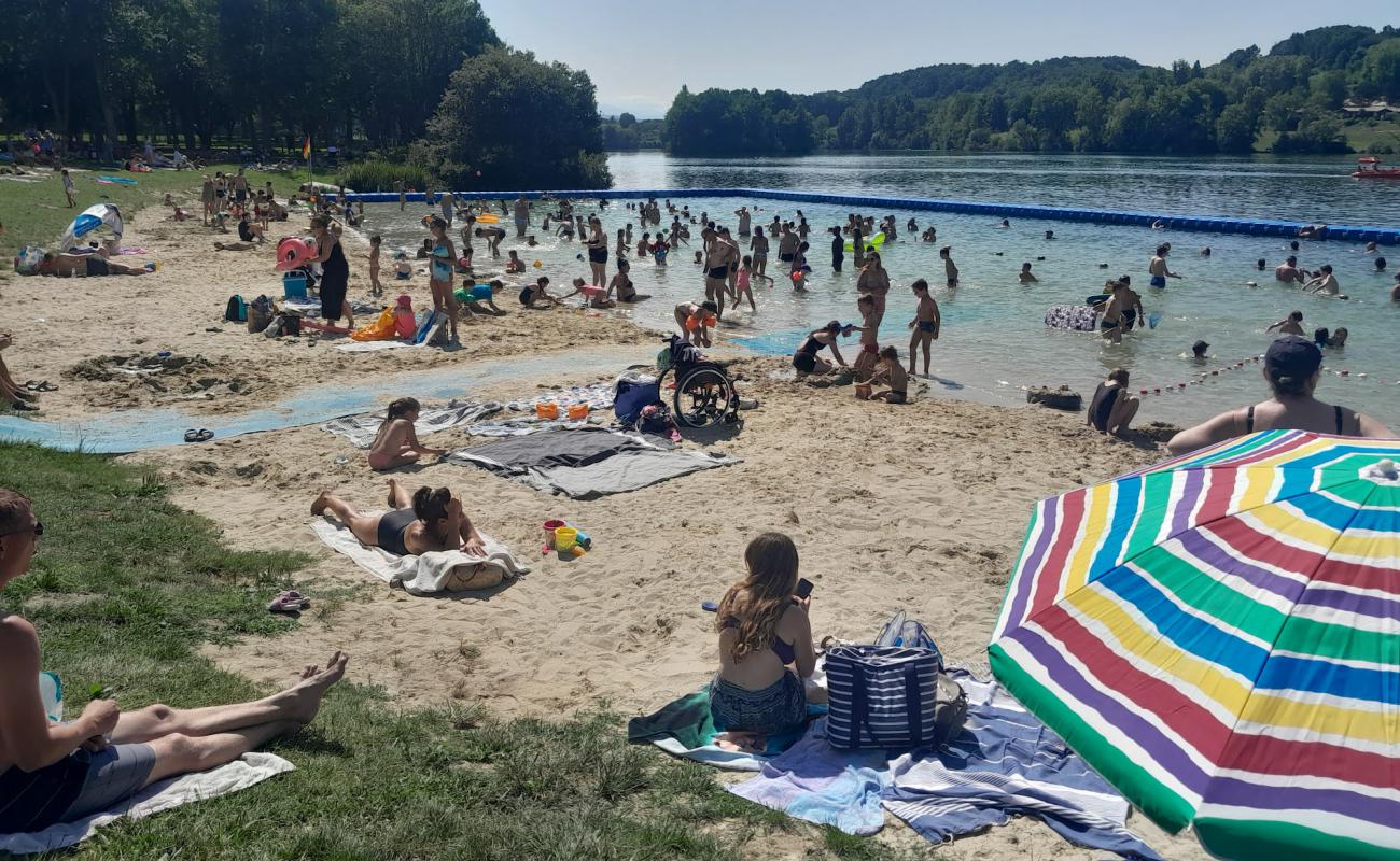 Photo de Montrejeau Lake Beach avec sable beige de surface