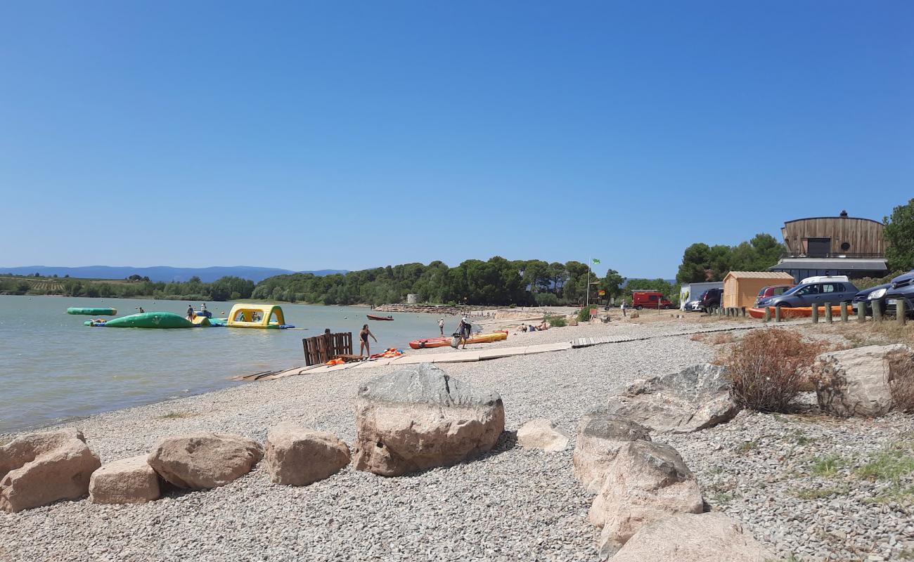 Photo de Lac de Jouarres Beach avec petits galets gris de surface