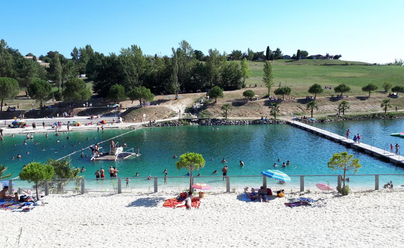 Photo de Piscine a Monclar de Quercy Beach avec sable lumineux de surface