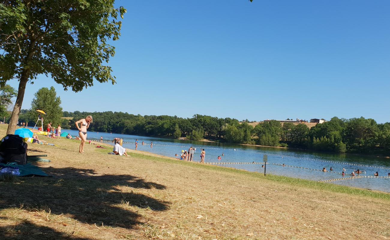 Photo de Roucarie Lake Beach avec terrain rocheux de surface