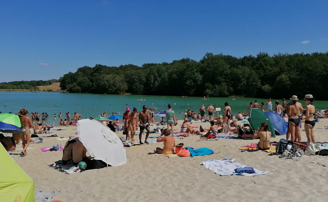 Photo de Lupiac Lake Beach avec sable beige de surface