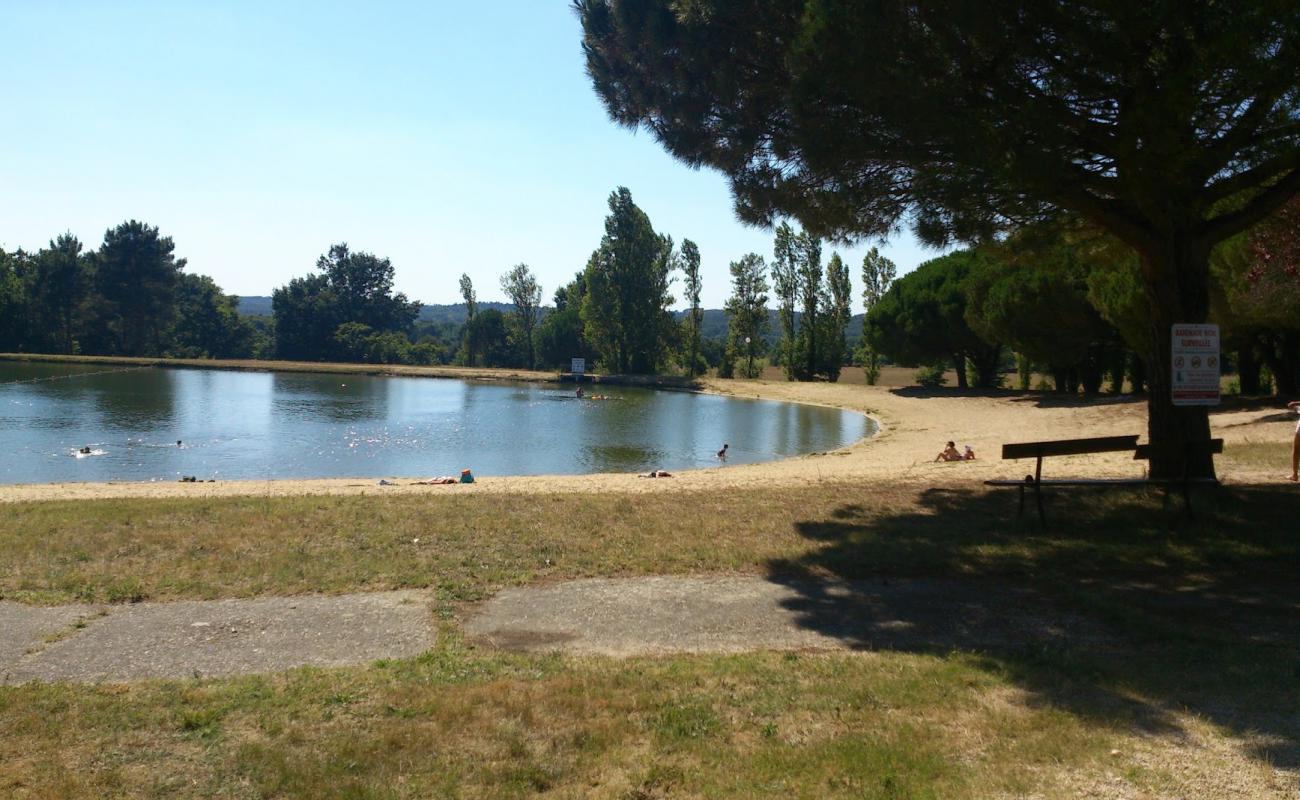 Photo de Le Paradou Beach avec sable beige de surface