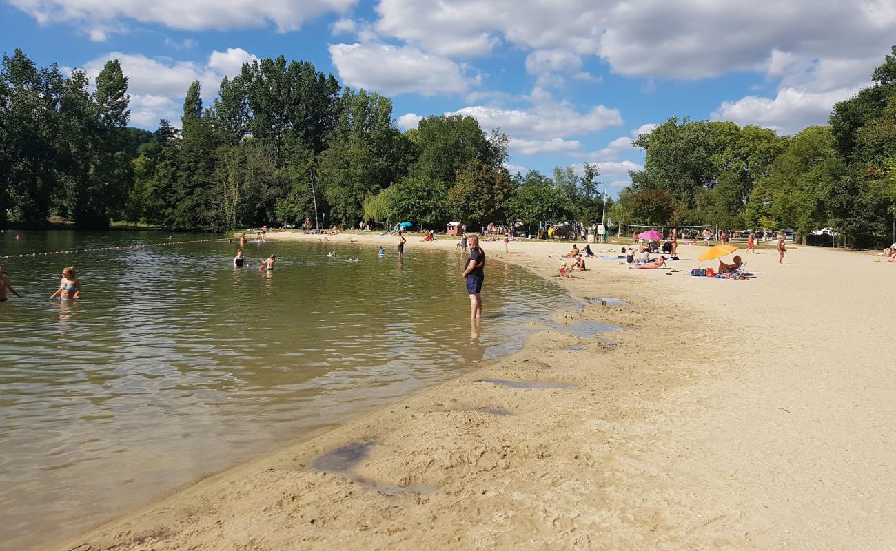 Photo de D'Aubeterre Beach avec sable beige de surface