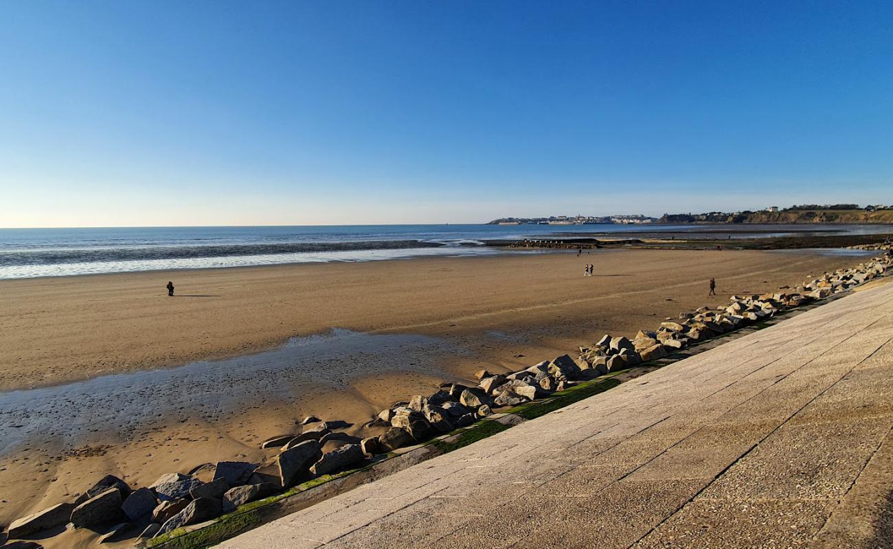 Photo de Saint Pair Sur Mer Beach avec sable beige de surface