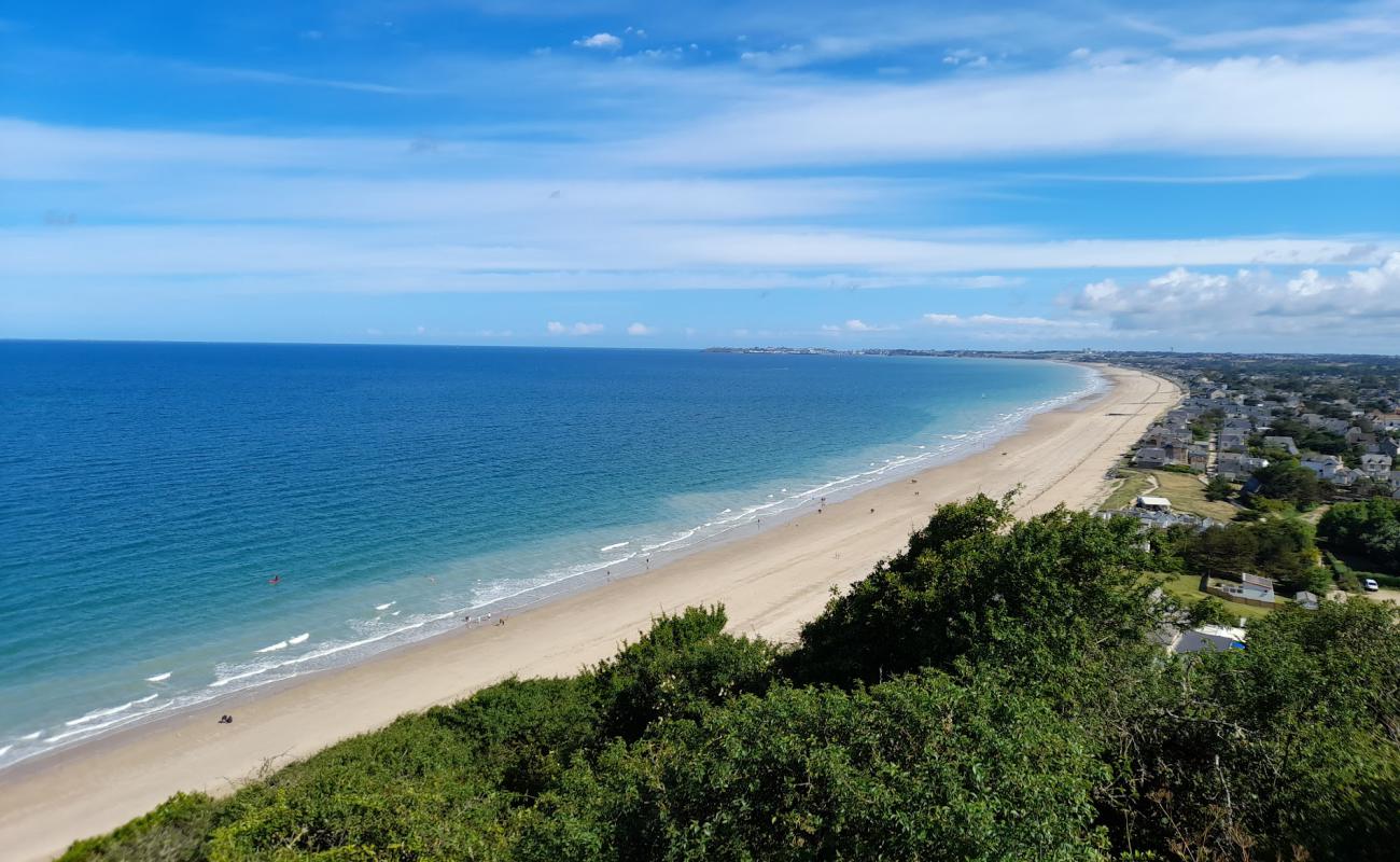 Photo de Jullouville Beach avec sable lumineux de surface