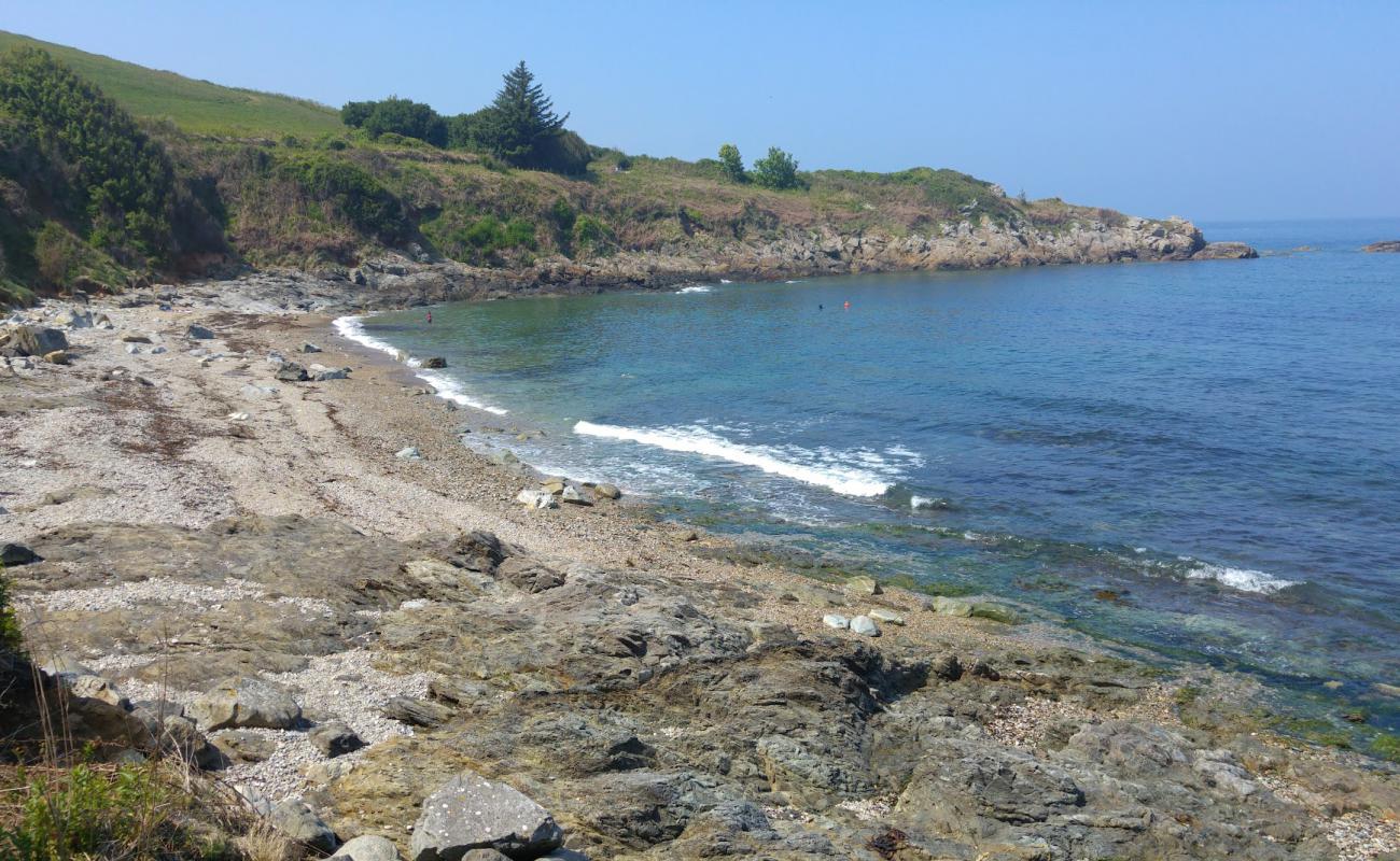 Photo de Querviere Beach avec roches de surface