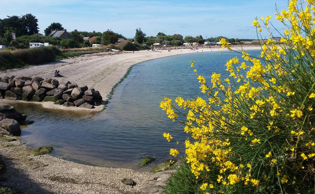 Photo de La Ferme Du Bord De Mer Beach avec caillou fin gris de surface