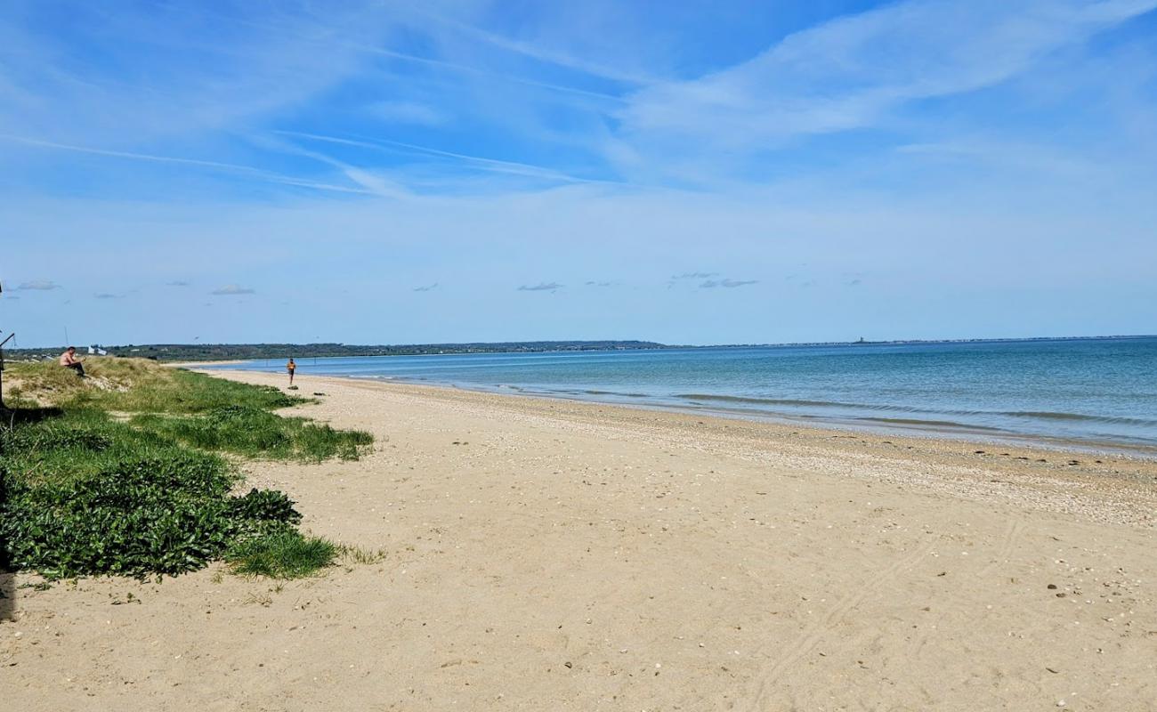 Photo de Quineville Beach avec sable beige de surface