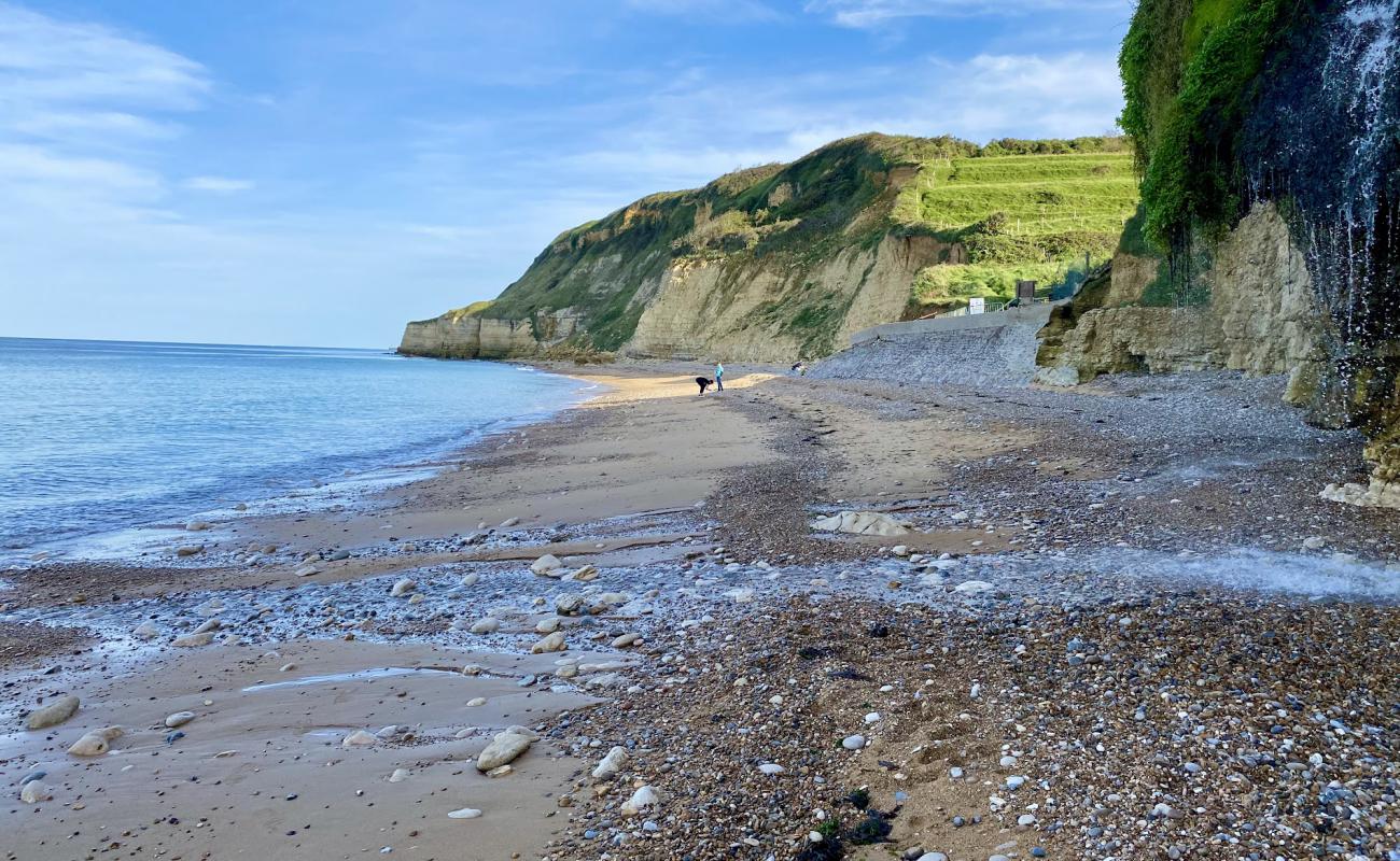 Photo de Saint-Honorine-des Pertes Beach avec sable gris & rochers de surface