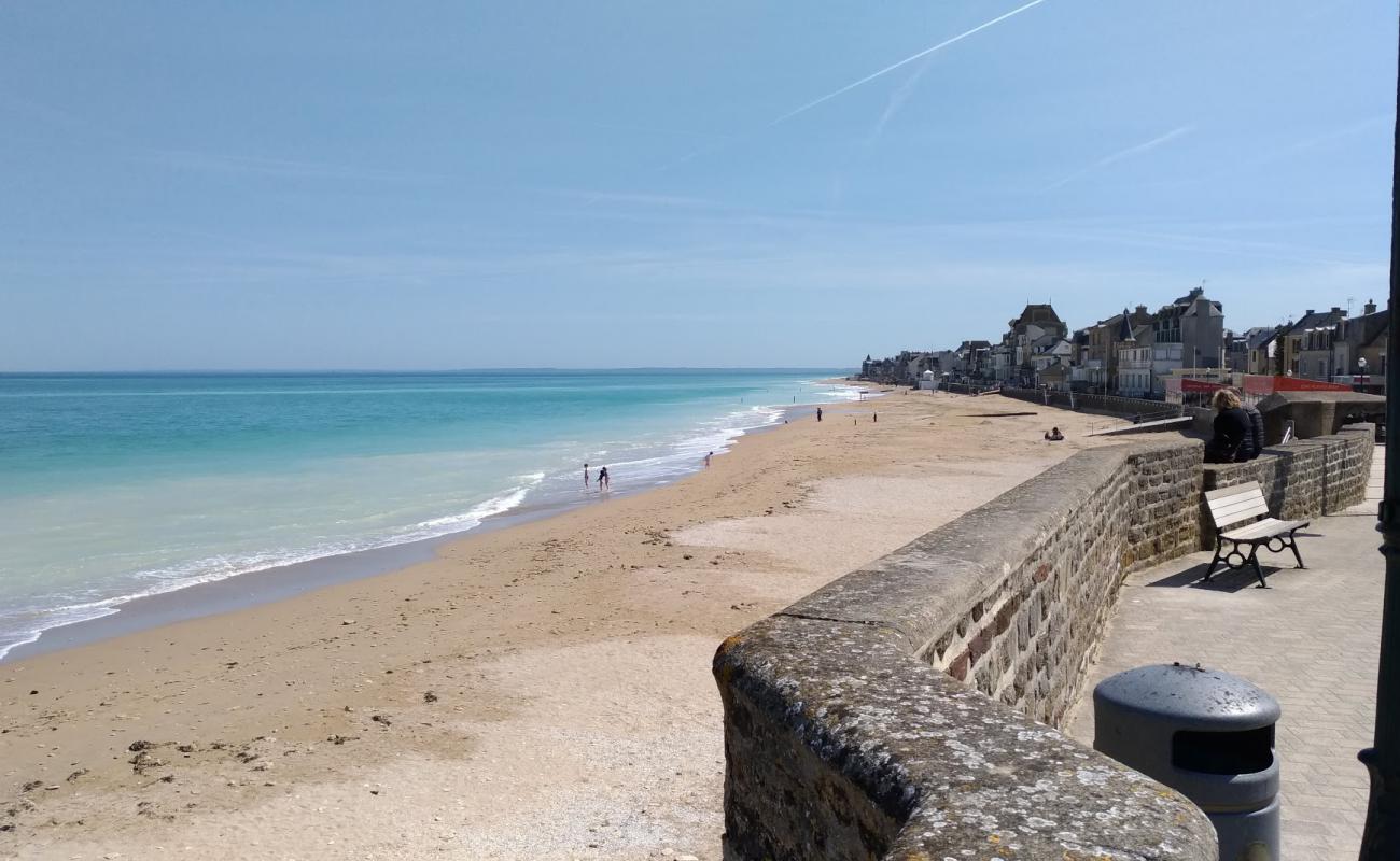 Photo de Bernieres-sur-Mer Beach avec sable beige de surface