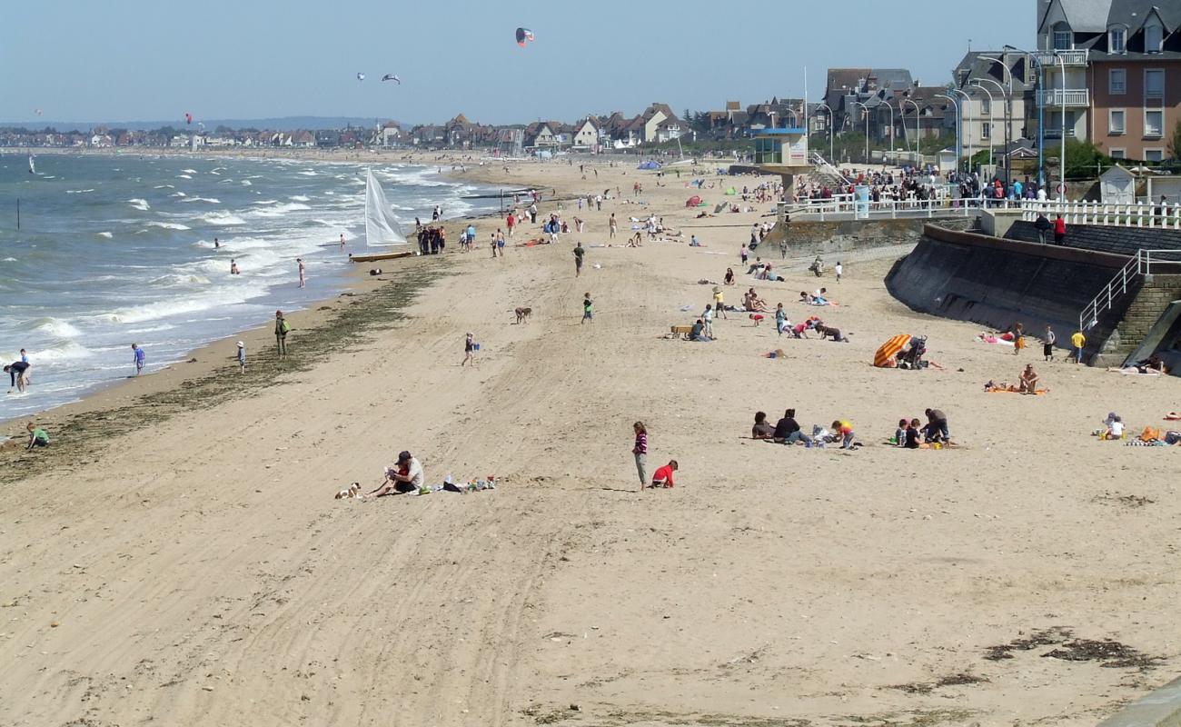 Photo de Lion-sur-Mer Beach avec sable beige de surface