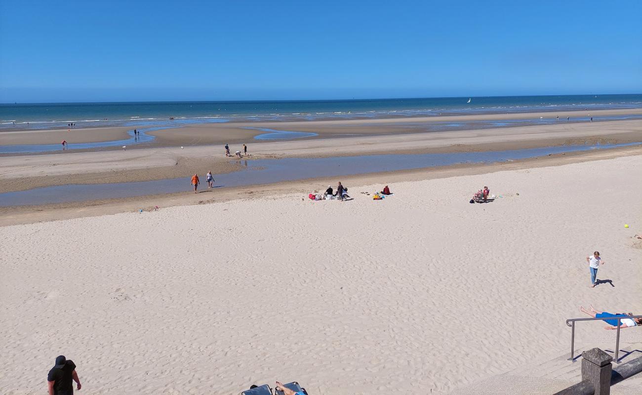 Photo de Zuydcoote Beach avec sable lumineux de surface