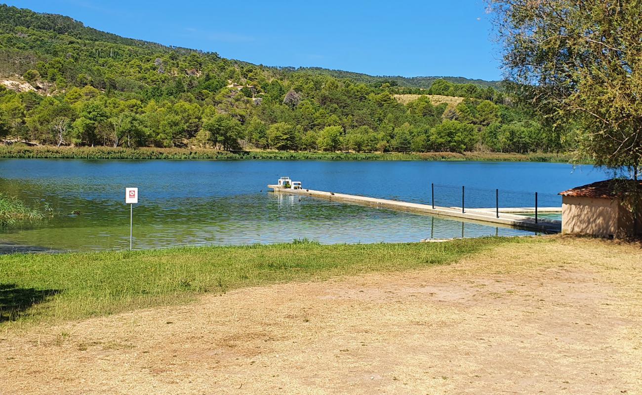 Photo de Petit Lac Beach avec surface béton pavée de surface