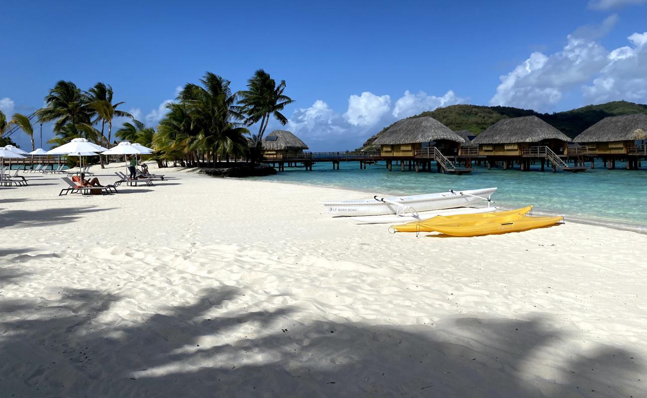 Photo de Plage de Perle avec sable fin blanc de surface