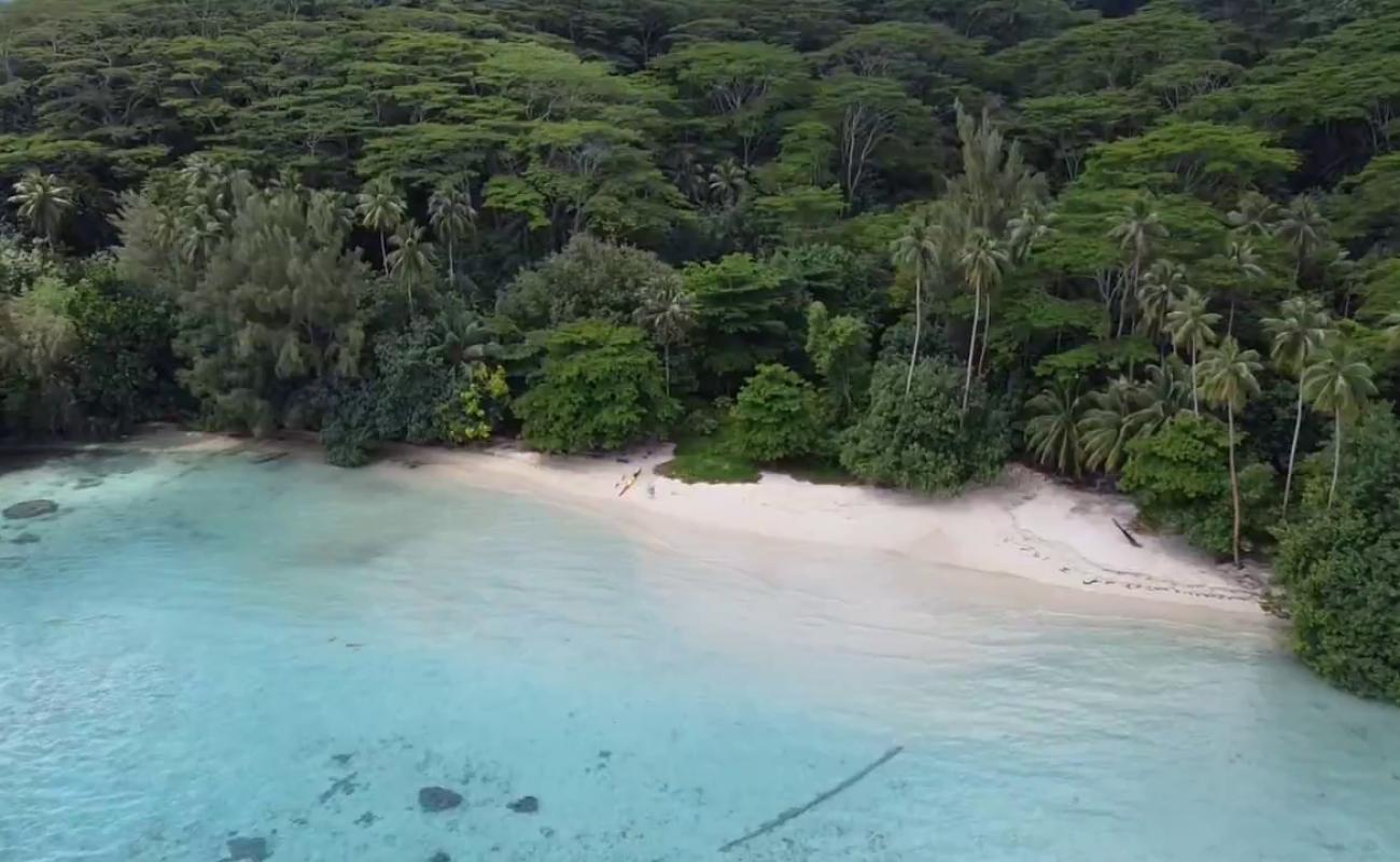 Photo de Plage Hana Iti avec sable beige de surface