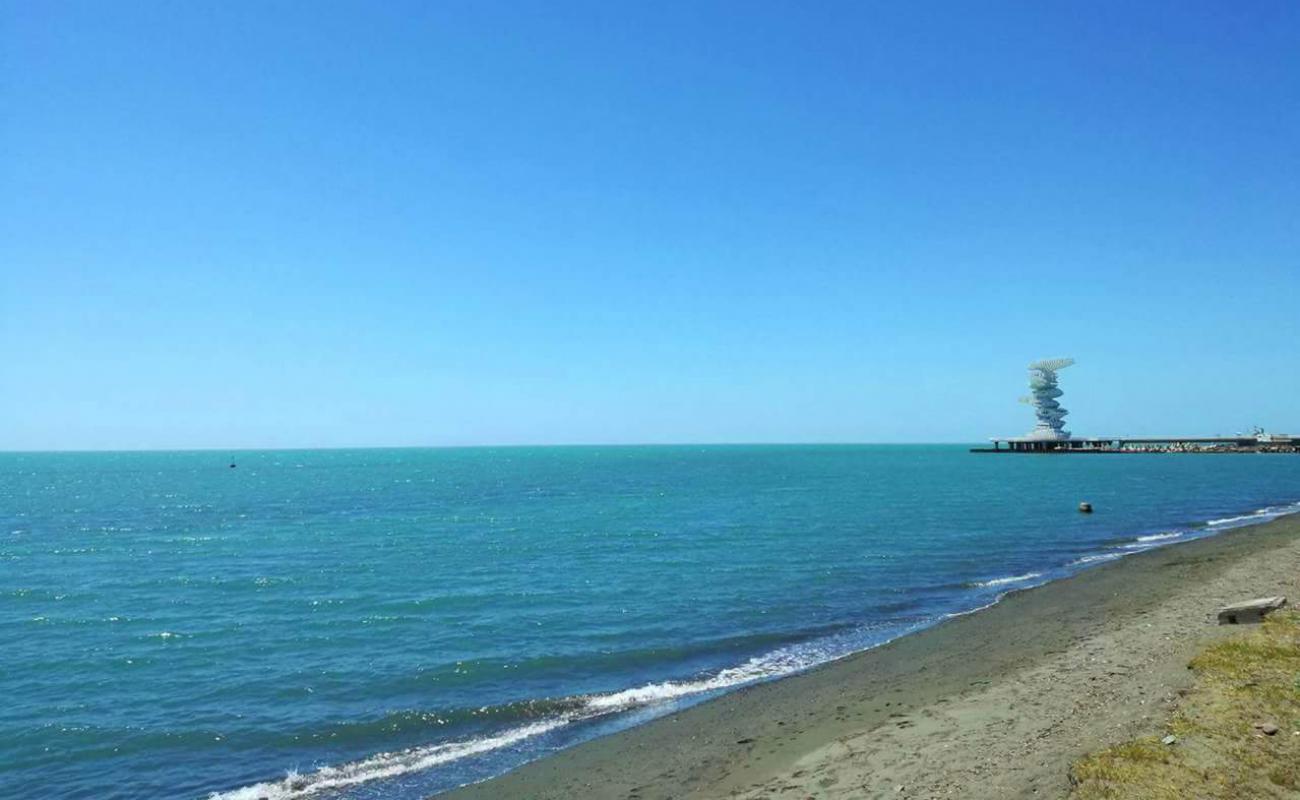 Photo de Rastaveli beach avec sable gris de surface