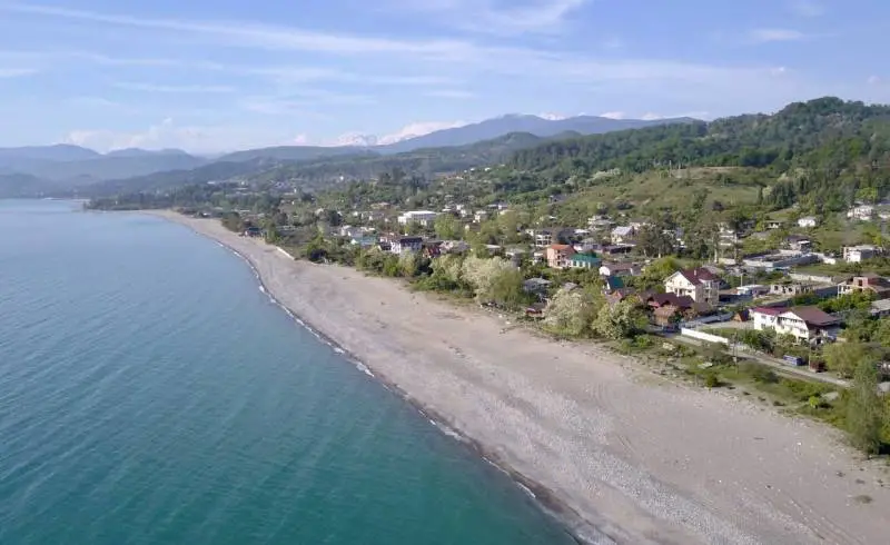 Photo de Tkhubuni beach avec sable beige & galets de surface