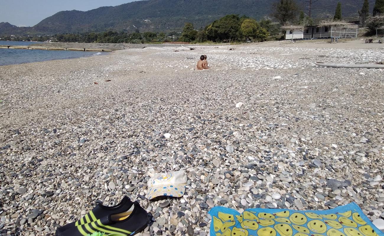 Photo de Amra beach avec galets beige de surface