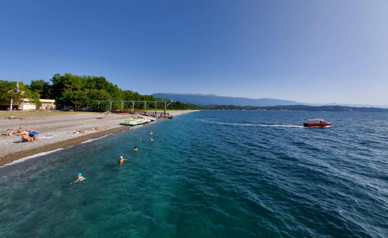 Photo de Pitsunda beach avec sable clair avec caillou de surface