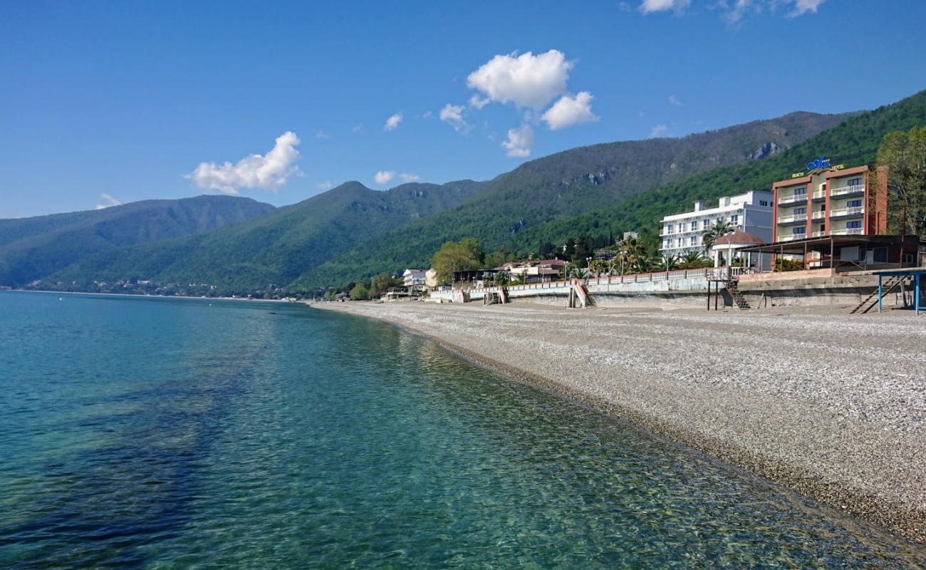 Photo de Gagra beach avec galets beige de surface