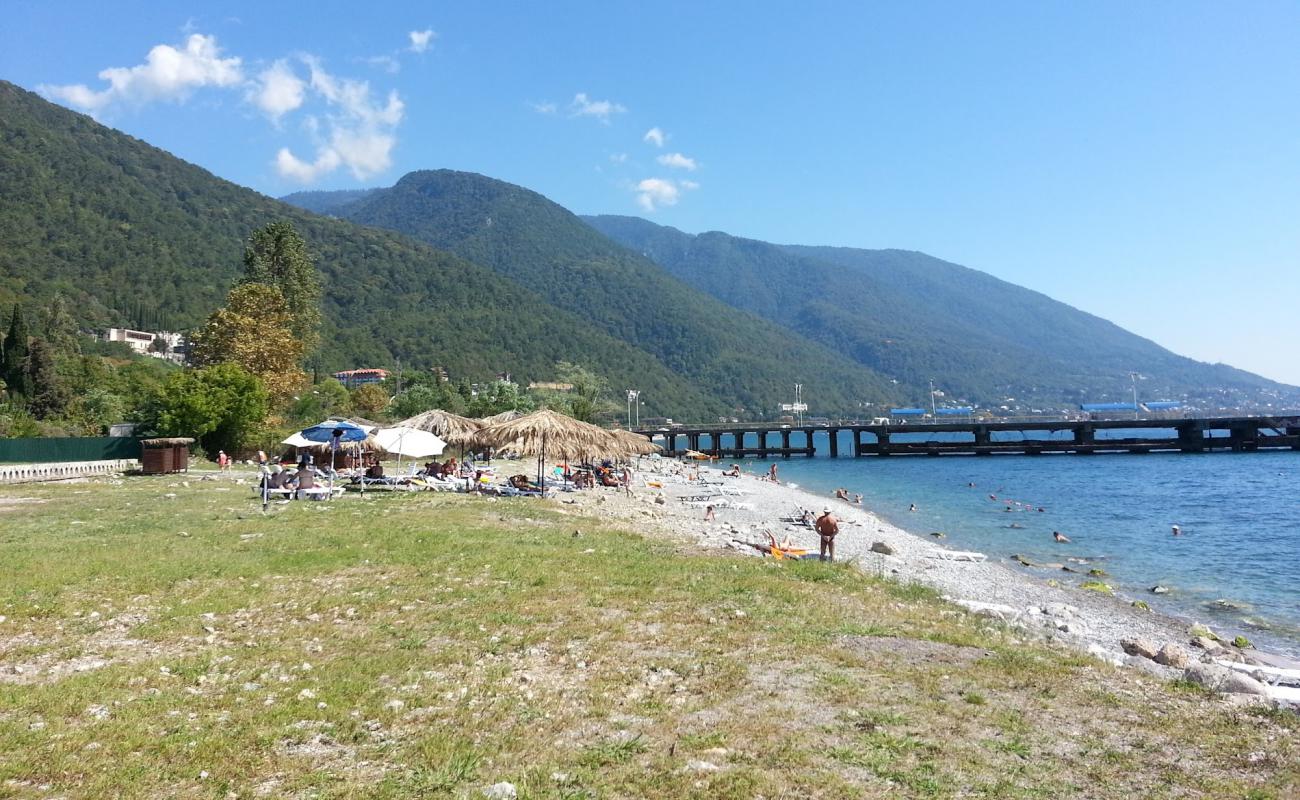 Photo de Gagra beach II avec sable clair avec caillou de surface