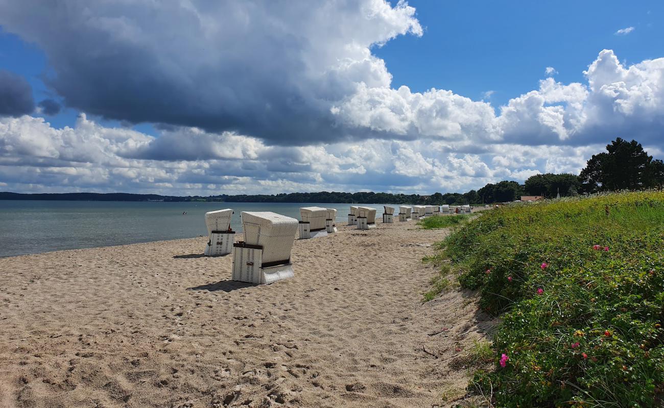 Photo de Holnis strand avec sable lumineux de surface