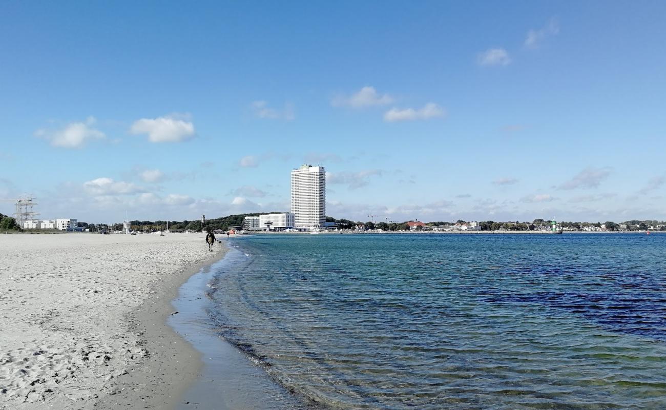 Photo de Priwall Strand avec sable beige de surface