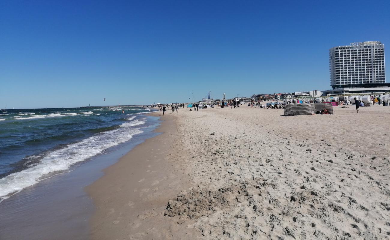 Photo de Plage de Warnemünde avec sable lumineux de surface