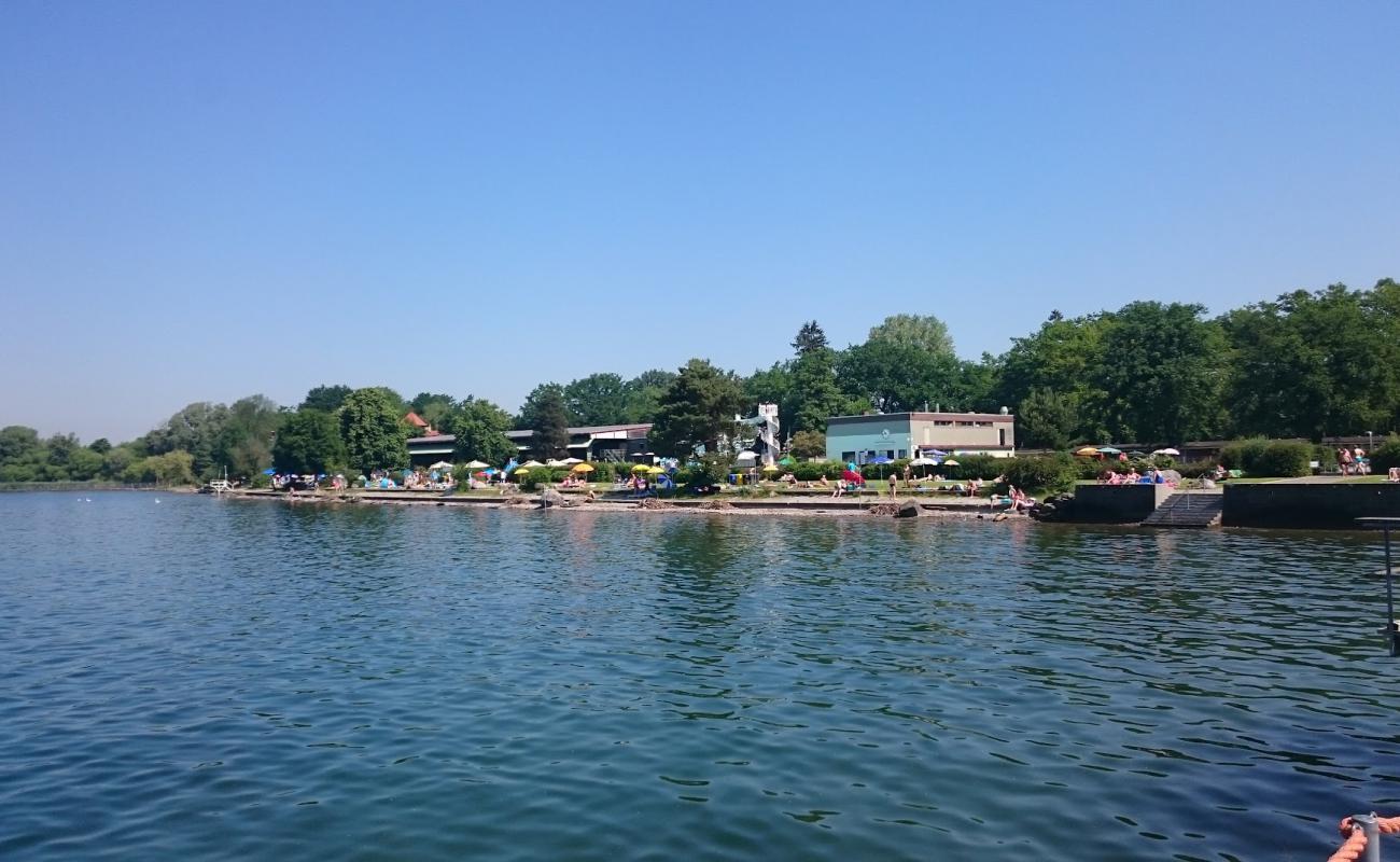 Photo de Strandbad Eichwald avec sable gris & galets de surface