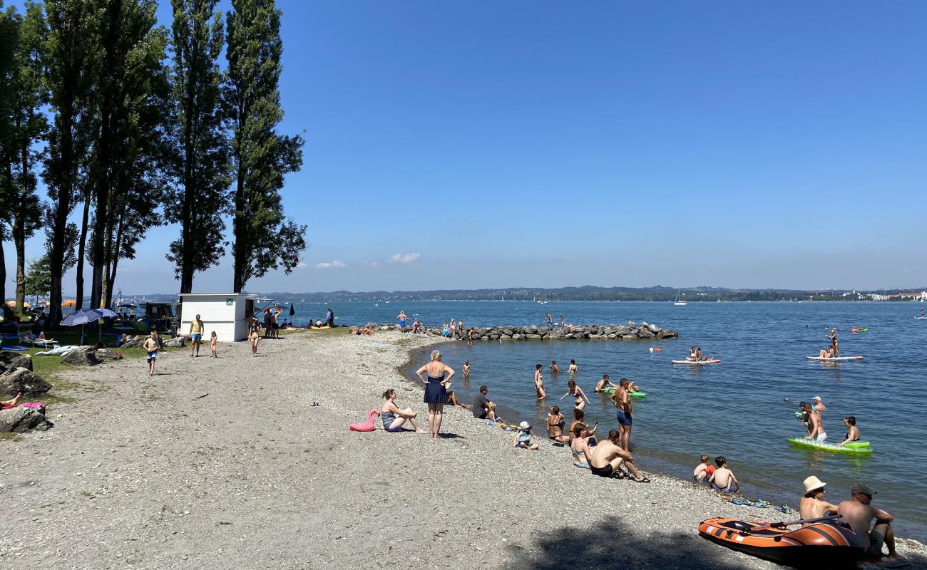 Photo de Strandbad Bregenz with Seehallenbad avec galets gris de surface