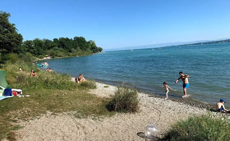 Photo de Bereich nudist Beach avec galets gris de surface