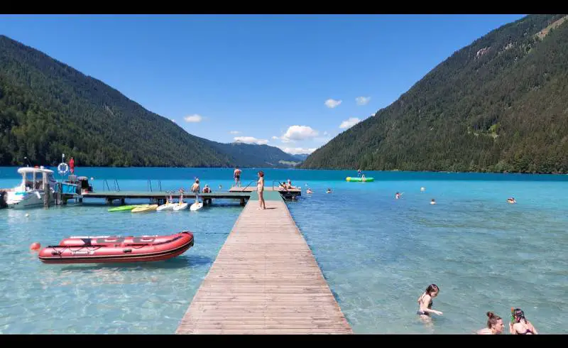 Photo de Freibad Weissensee avec sable lumineux de surface