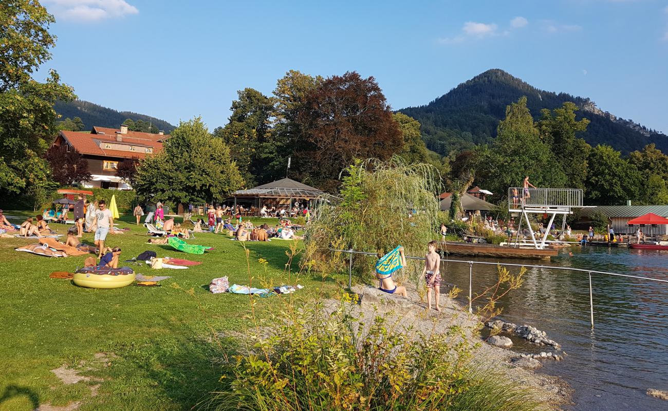 Photo de Strandbad Schliersee avec herbe de surface