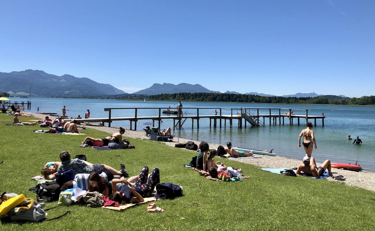 Photo de Strandbad Breitbrunn avec galets beige de surface