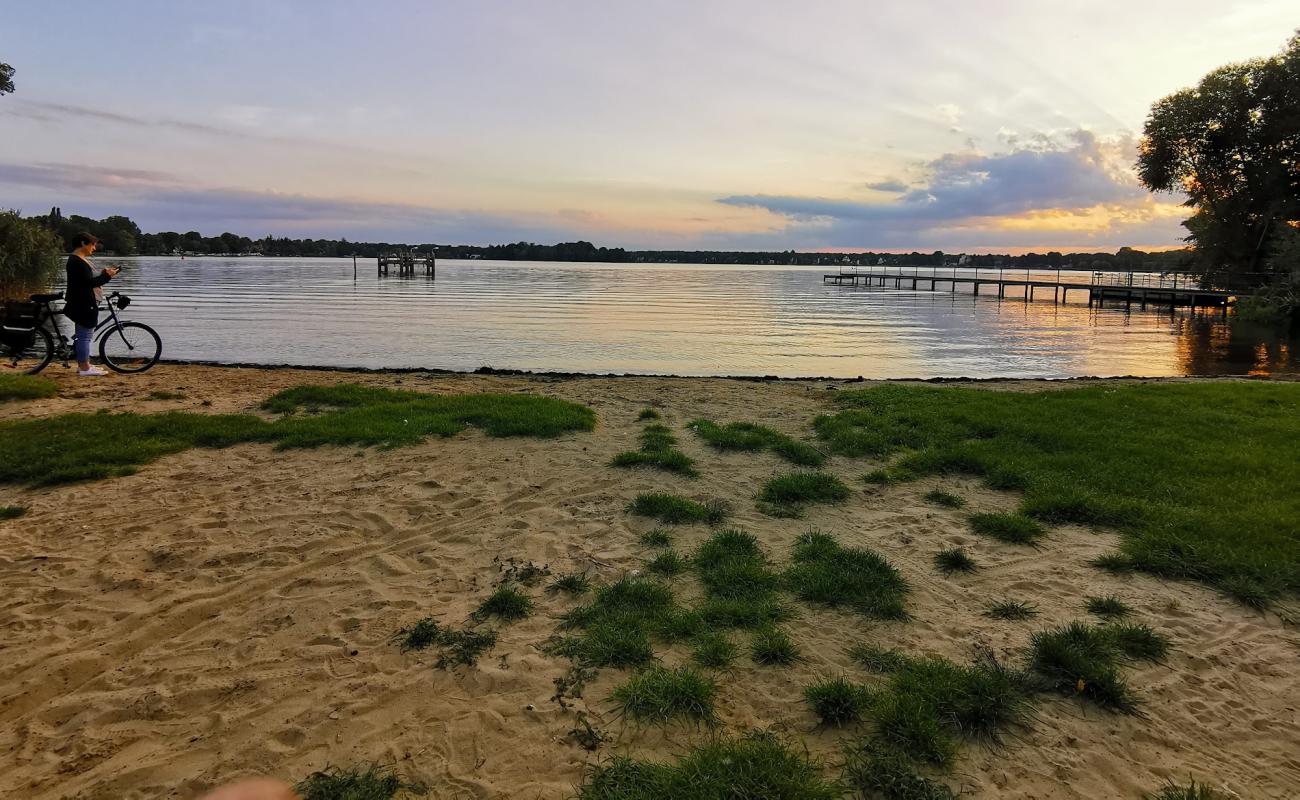 Photo de Erkner Beach avec herbe de surface