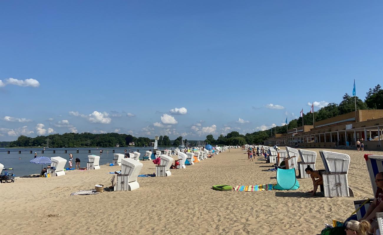 Photo de Plage de Wannsee avec sable lumineux de surface