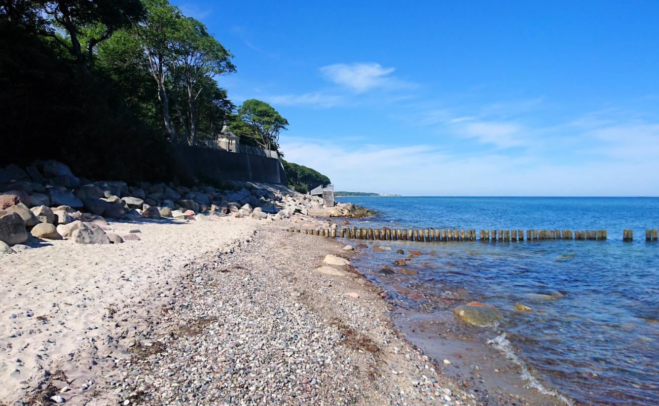 Photo de Heiligendamm strand avec sable gris avec roches de surface