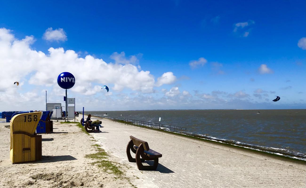 Photo de Plage de Dornumersiel avec surface béton pavée de surface