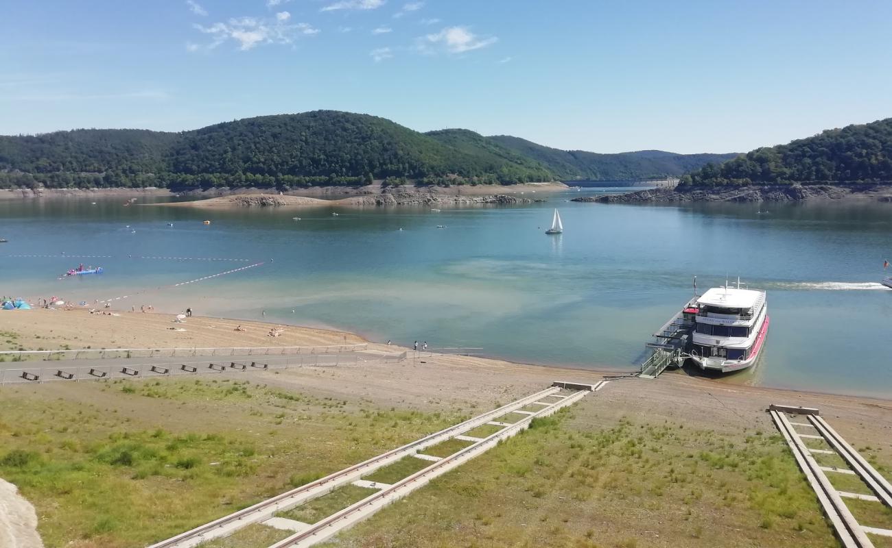 Photo de Strandbad Edersee avec sable gris avec caillou de surface