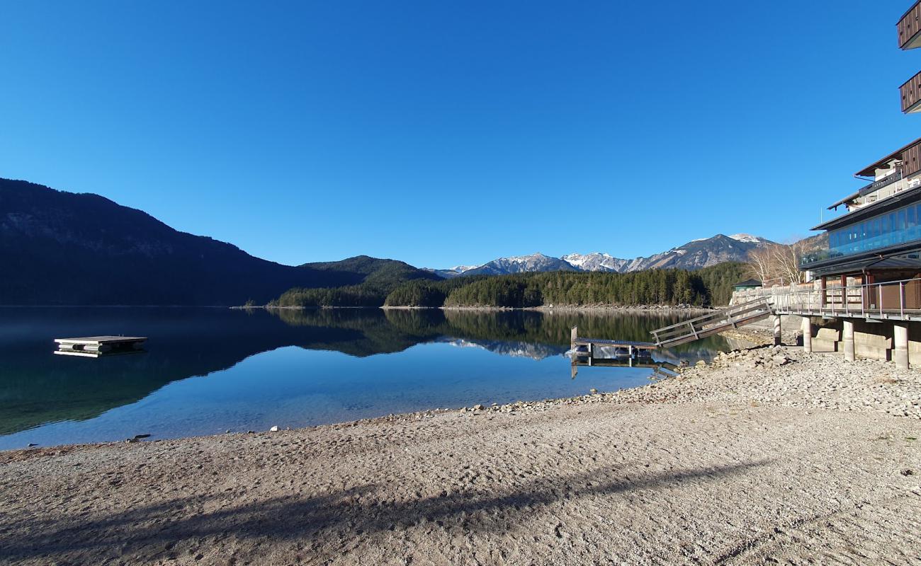 Photo de Eibsee Beach avec sable brillant et rochers de surface