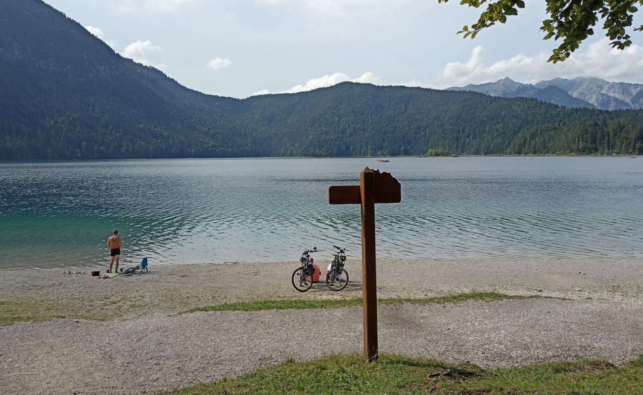 Photo de Sommer Beach avec caillou fin gris de surface