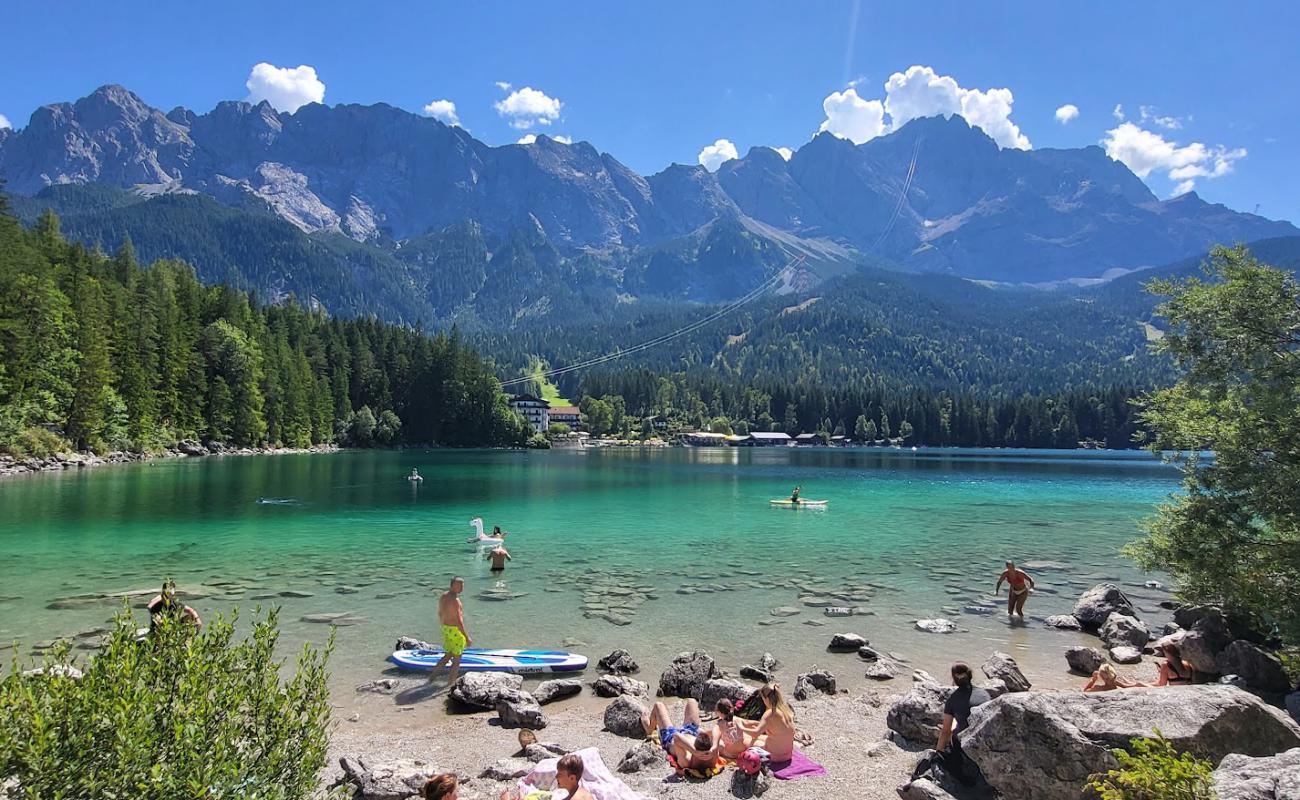 Photo de Eibsee Rundweg Beach avec roches de surface