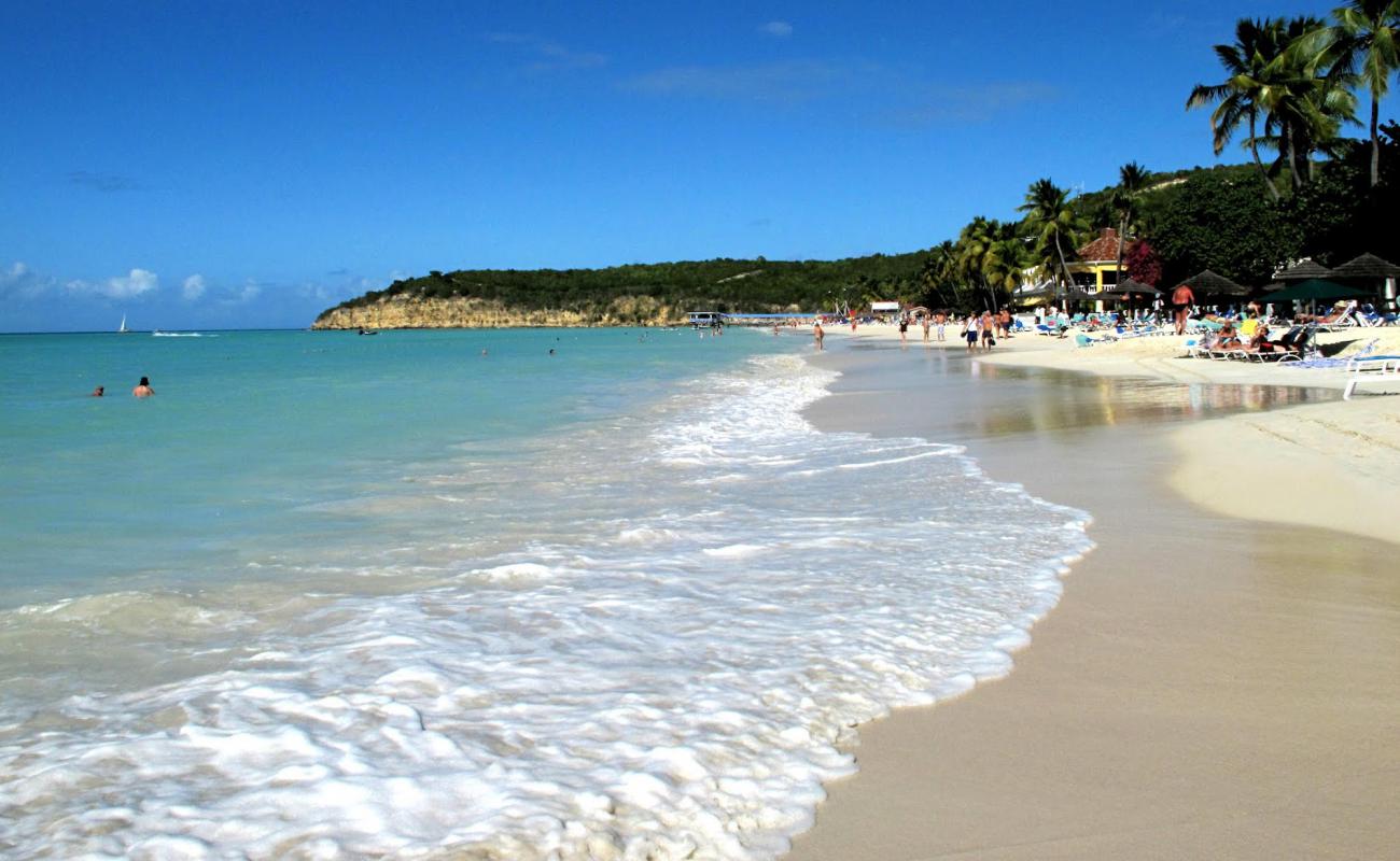 Photo de Dickenson Bay beach avec sable lumineux de surface