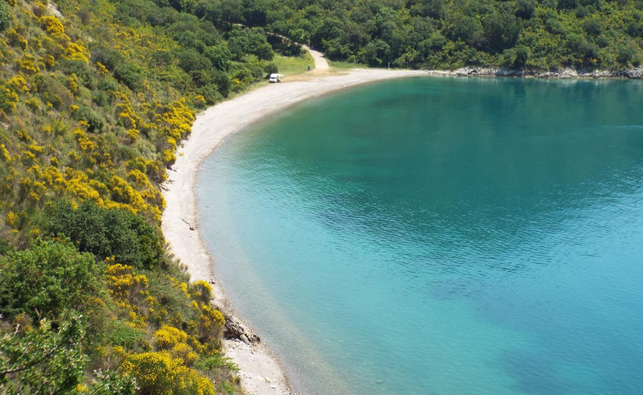 Photo de Stroggili beach avec sable beige & pierres de surface