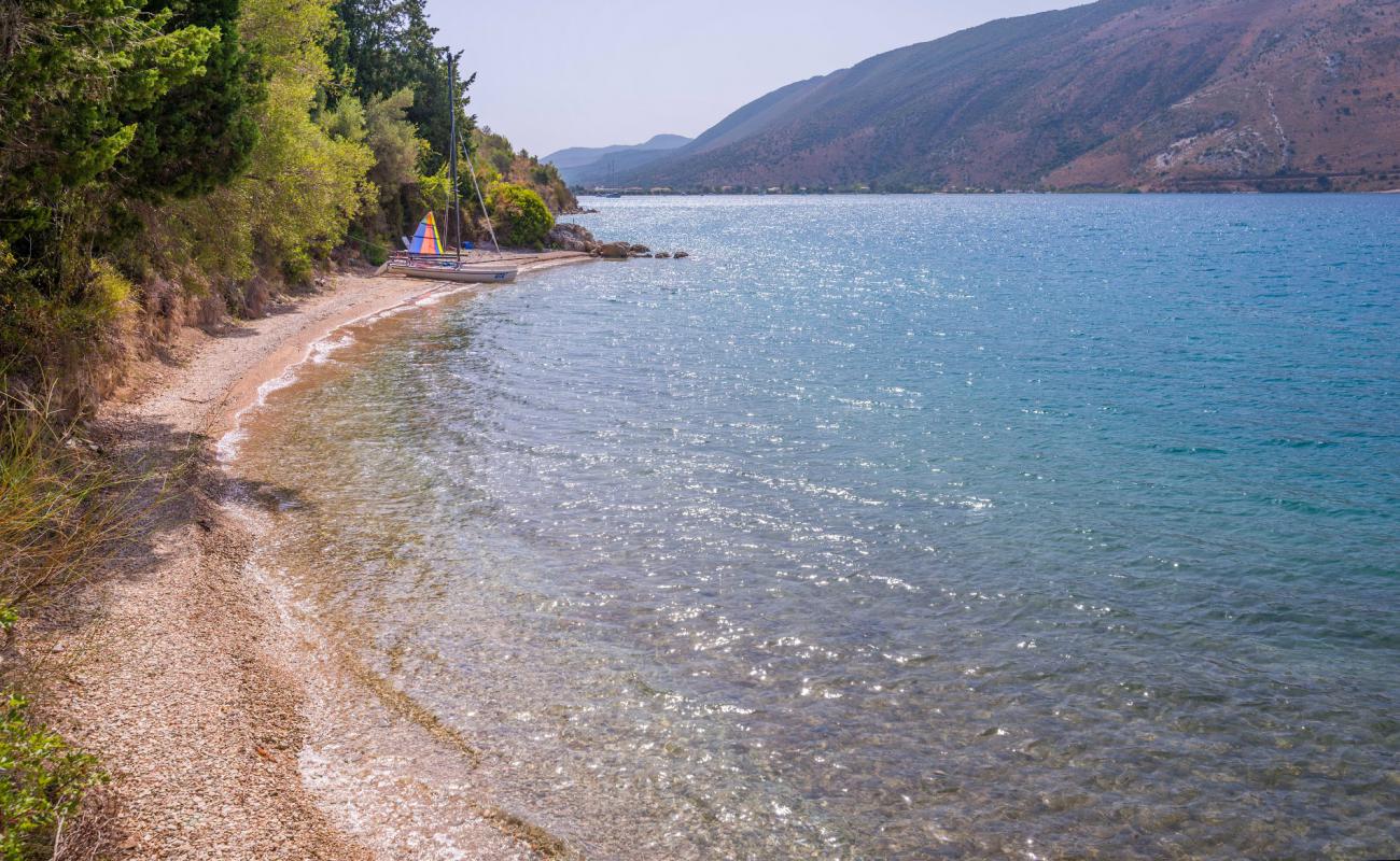 Photo de Elena's beach avec petits galets blancs de surface