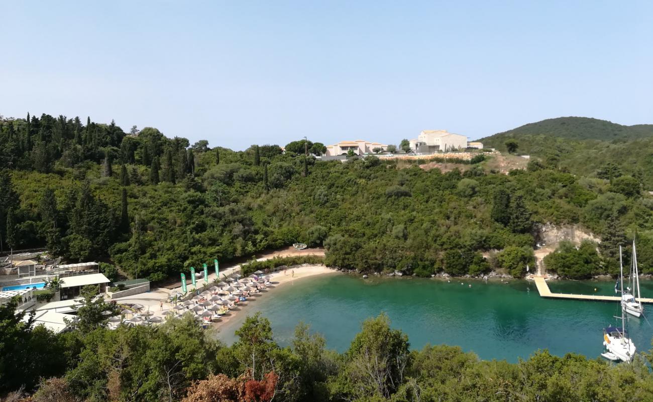 Photo de Karbouno Beach avec sable coquillé beige de surface