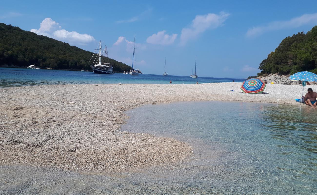 Photo de Diapori beach avec petits galets beige de surface
