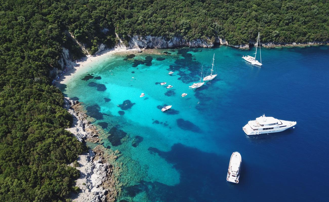 Photo de Blue Lagoon avec sable beige & galets de surface